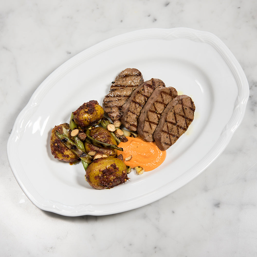 Grillad Vildsvinsytterfilé med Kryddrostad Potatis, Grillad Färsklök & Romescosås