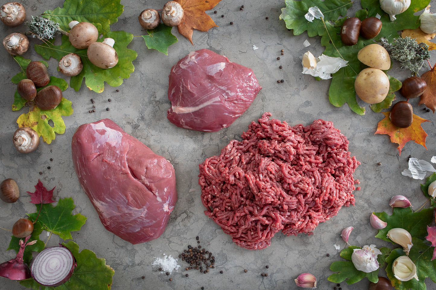 Köp hjortkött i vår hjortlåda. Lådan innehåller mört kött från dovhjort och kronhjort. Hjortkött är naturligt mört och lämpar sig väl till på vardag och fest.