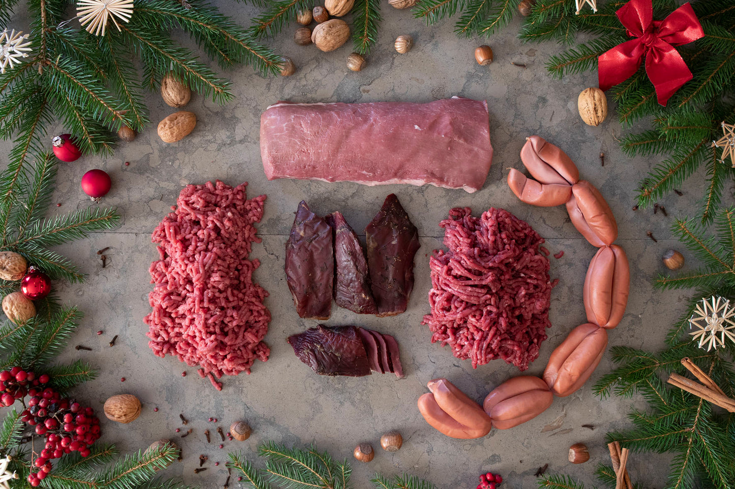 Jullåda Vilt med prinskorvar, styckdetaljer från vildsvin, rökt kött från and och viltfärs från älg och vildsvin till julbordet