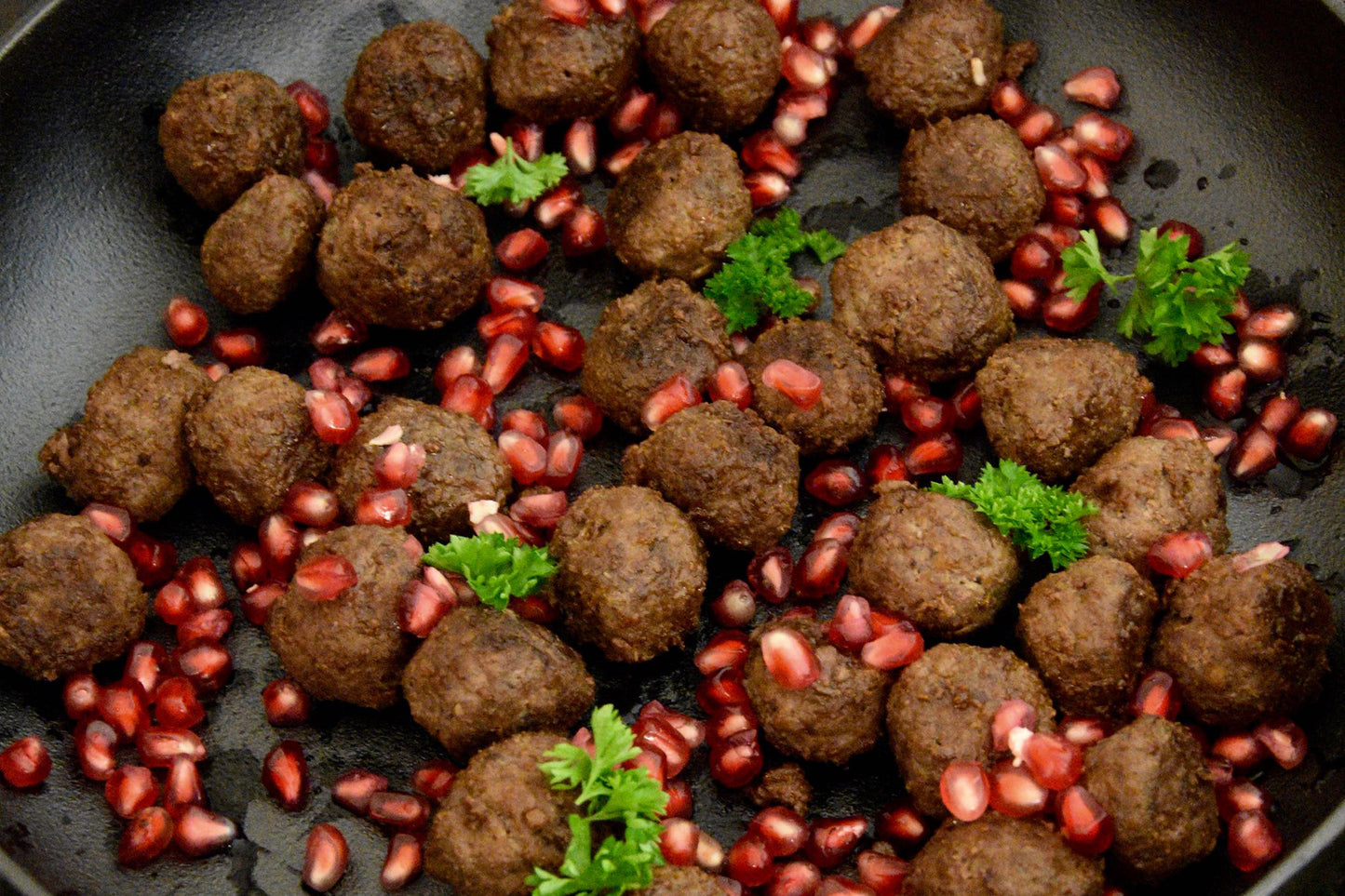 Stekta köttbullar med granatäpple till julbordet gjorda av viltfärs från älg