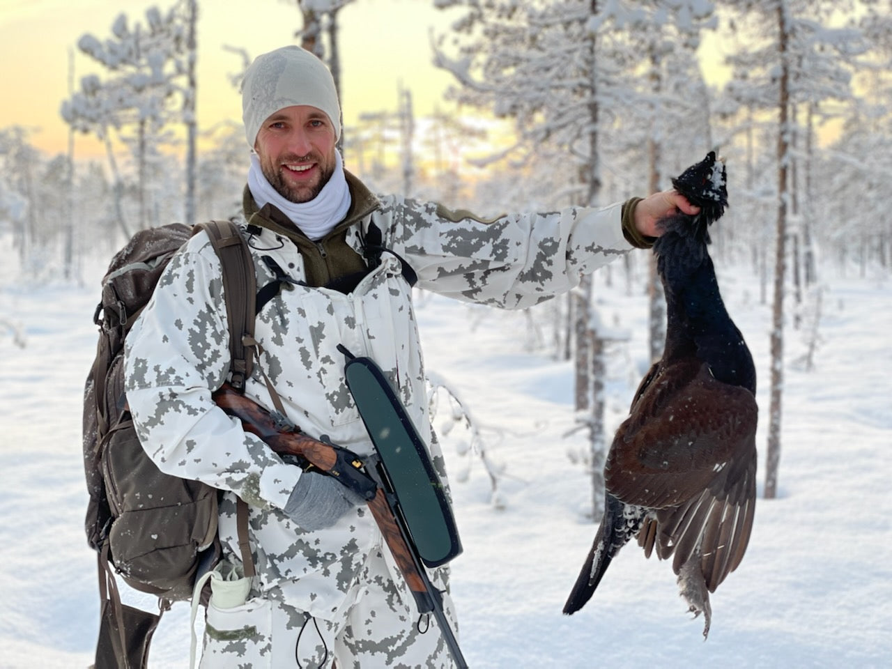 Oscar ute i skogen och jagar svenskt viltkött