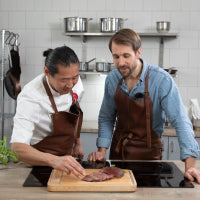 Oscar och Henrik Young står i köket och lagar viltstek med Gläntans viltlådor
